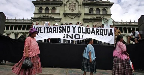 الیگارشی چیست؟ تعریف، ویژگی‌ها و مثال‌های حکومت اقلیت