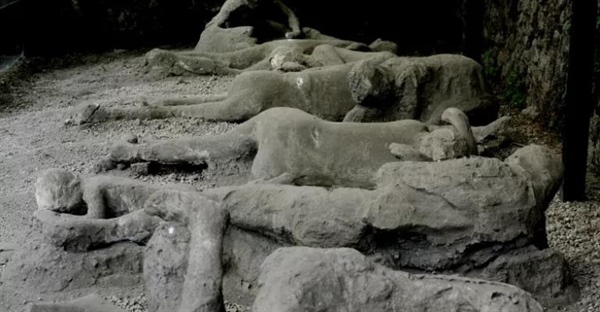 کوه وزوو: آتشفشانی که تاریخ را زیر خاکستر برد