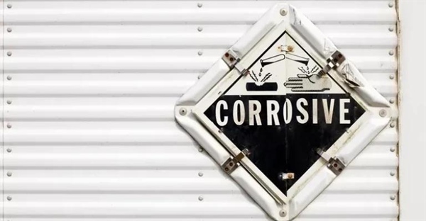 مواد خورنده: تعریف، انواع، خطرات و نکات ایمنی کار با مواد خورنده