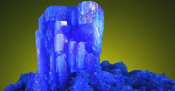 انواع کریستال‌ها: اشکال شگفت‌انگیز و ساختارهای منحصربه‌فرد