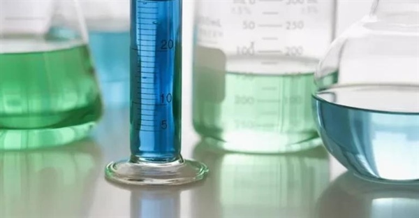 مولاریته در مقابل نرمالیته: تفاوت‌ها و کاربردها در شیمی