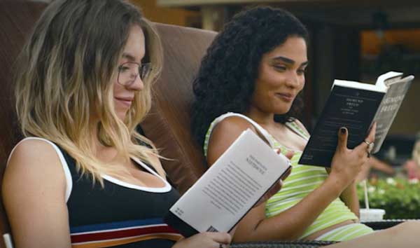 آموزش انگلیسی دو دختر در حال یادگیری زبان