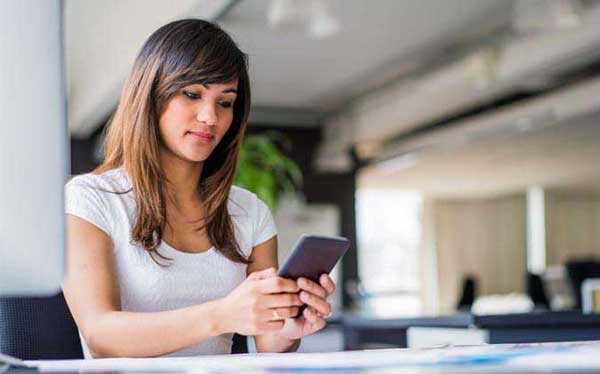 آموزش انگلیسی در حال بازی با گوشی