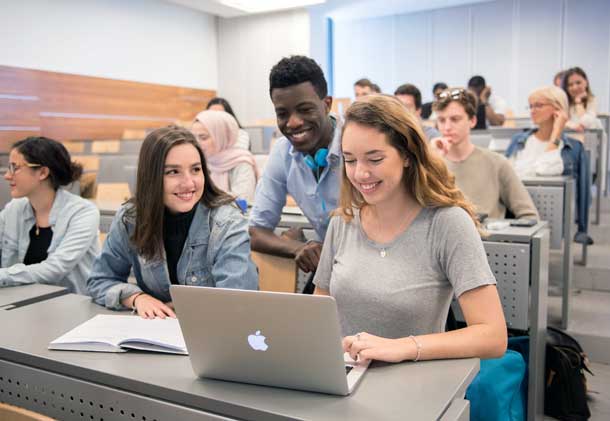 دوستان در حال یادگیری زبان