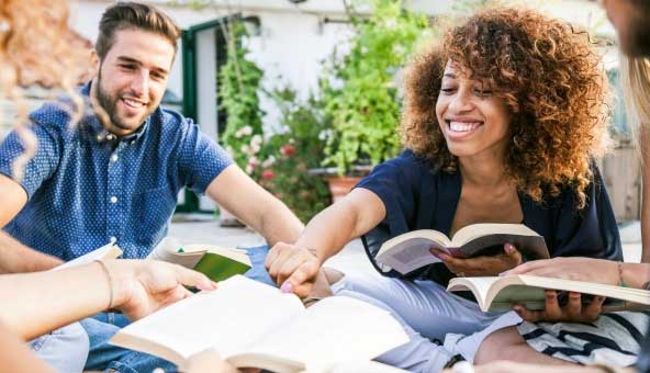 یک دختر و یک پسر در حال تمرین زبان