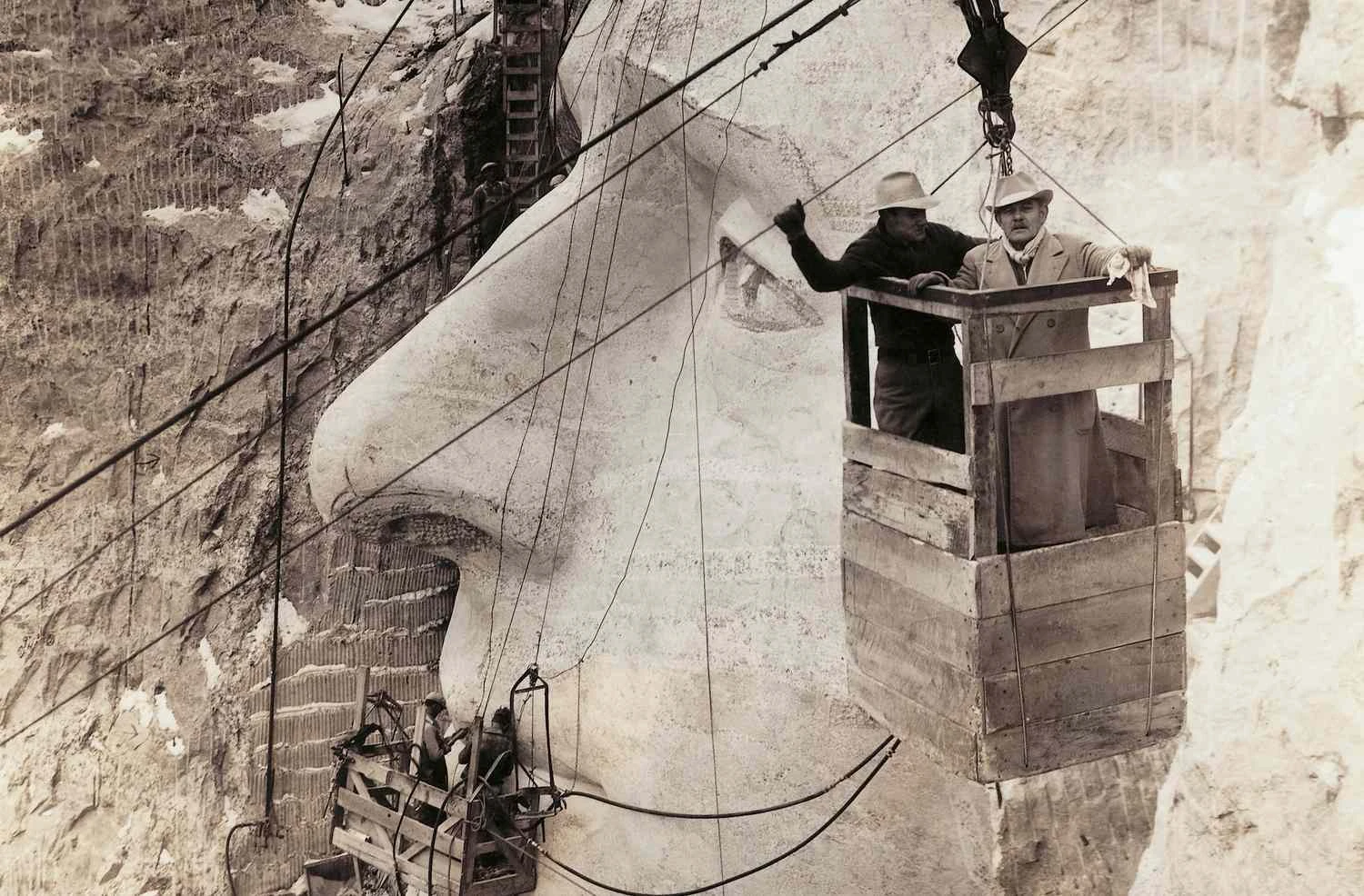 گوتزون بورگلوم بر ساخت کوه راشمور نظارت می کند