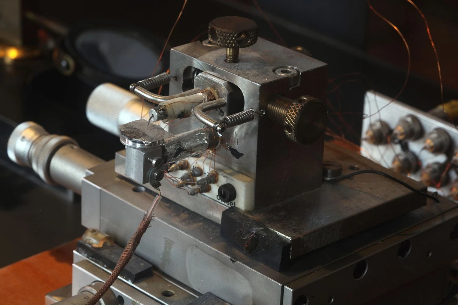 میکروسکوپ تونلی روبشی.