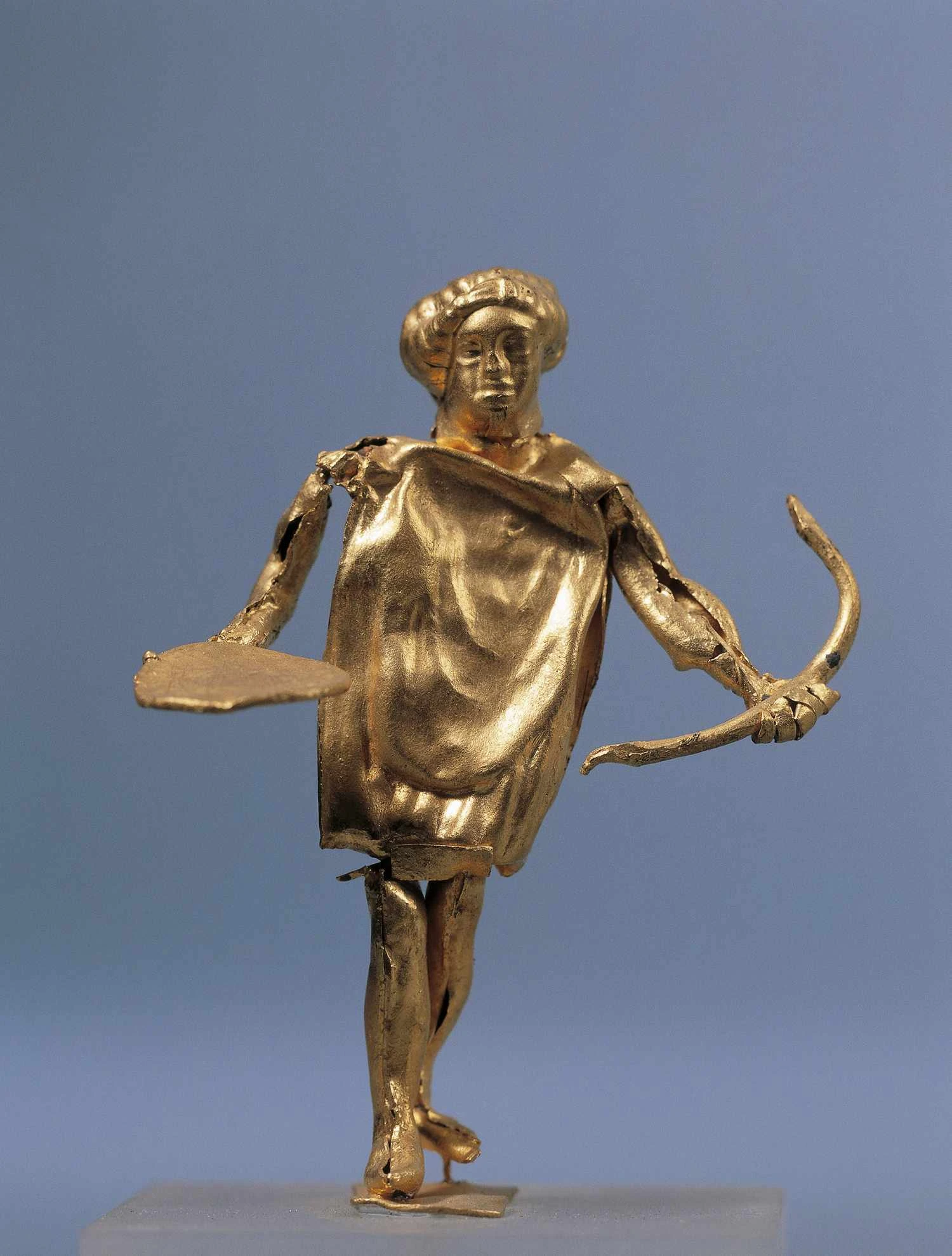 مجسمه طلایی آپولو با کمان در موزه هنرهای یونانی.