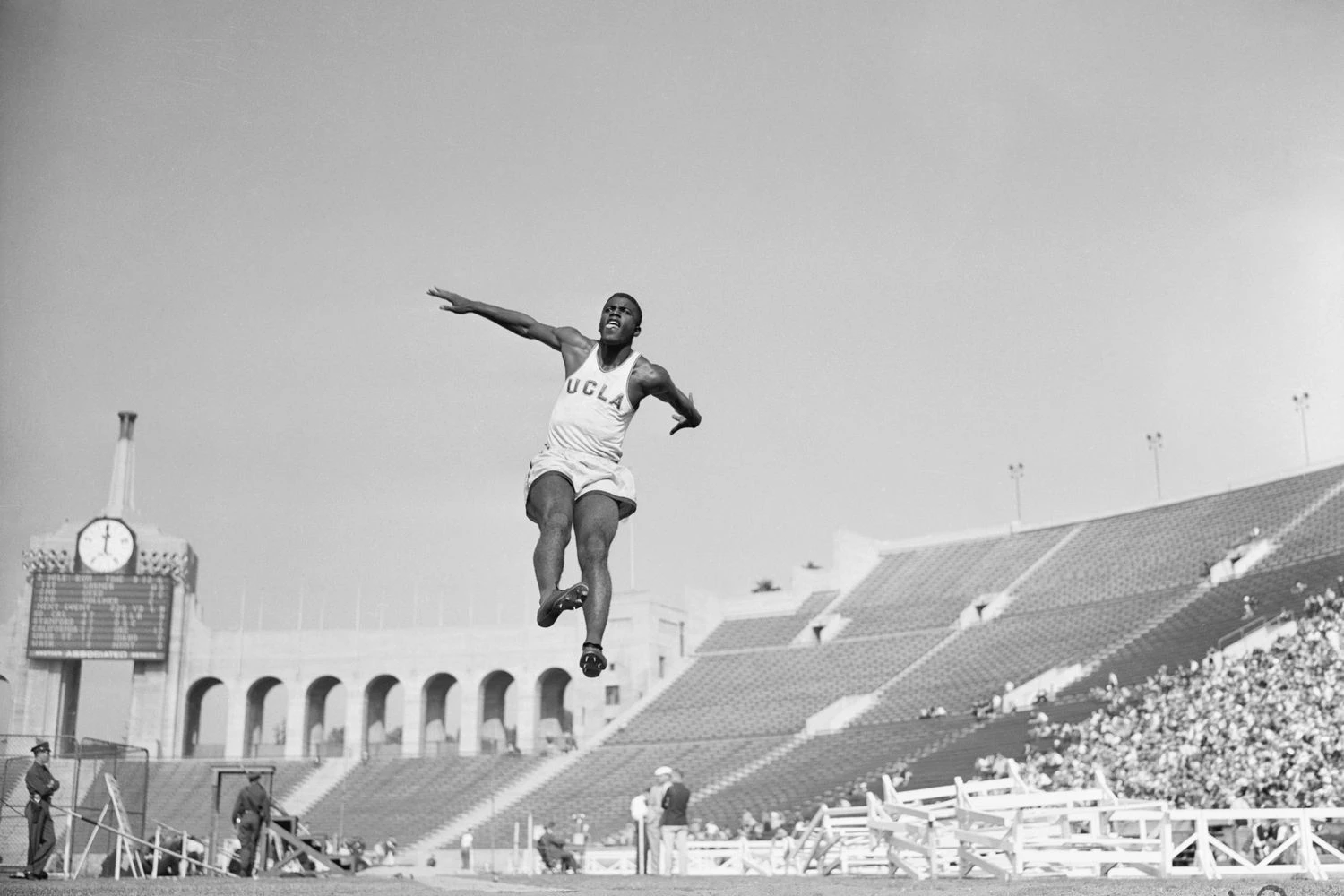 جکی رابینسون در دوران حضورش در دانشگاه UCLA یک ستاره دوومیدانی بود و با پرش طول رکوردها را شکست.