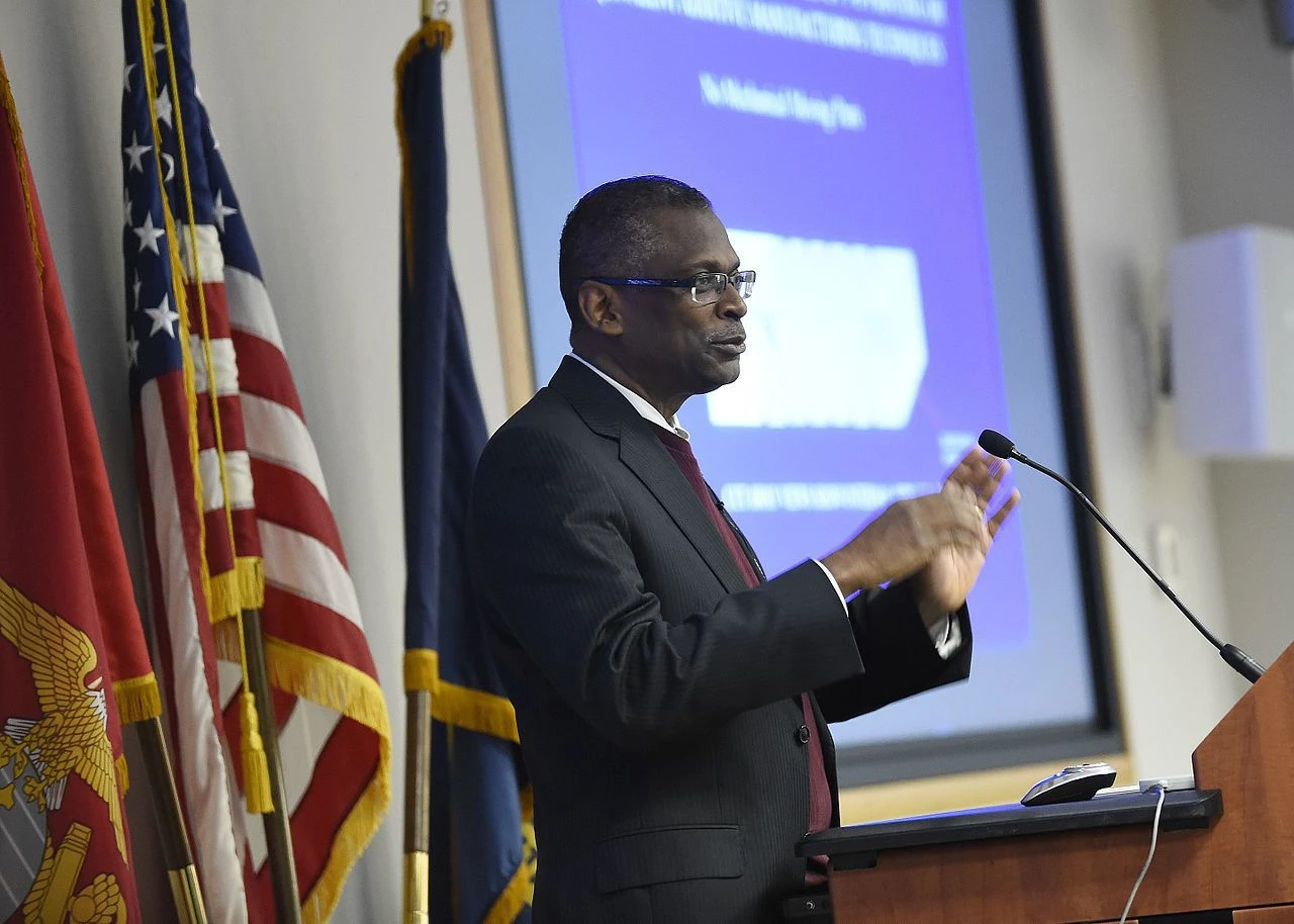 دکتر لونی جانسون، مخترع اسپرینگ ساکر و رئیس و CEO شرکت اکسلاتران