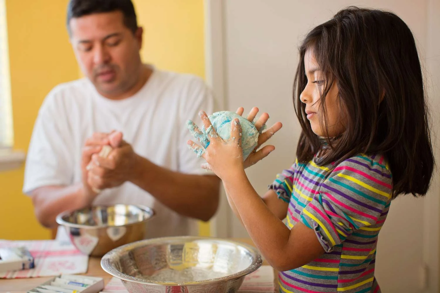 پدر و دختر در حال درست کردن خمیر بازی خانگی