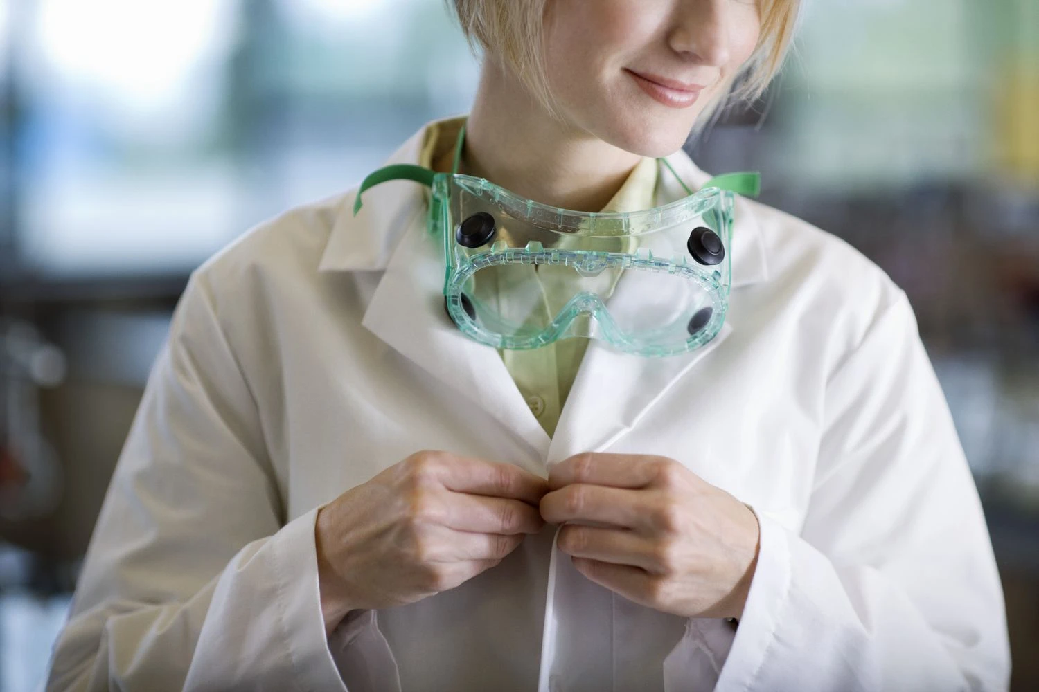 زنی در حال پوشیدن کت آزمایشگاهی