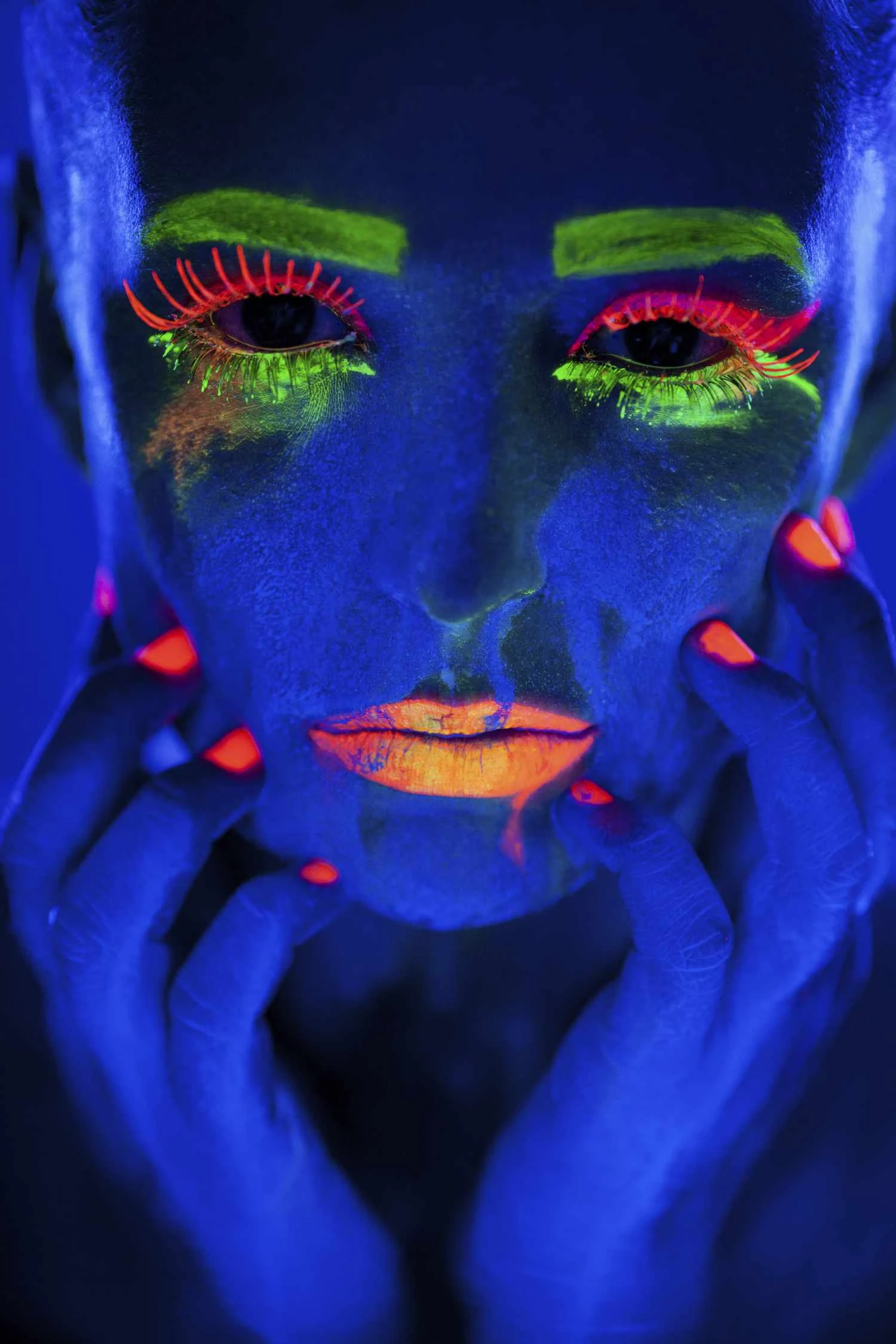 لوازم آرایشی و نور سیاه