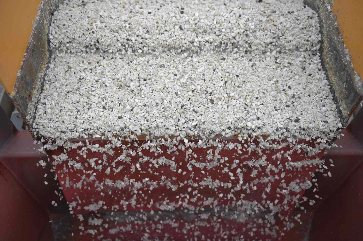 سنگ معدن لیتیوم در حال عبور از دستگاه جداسازی