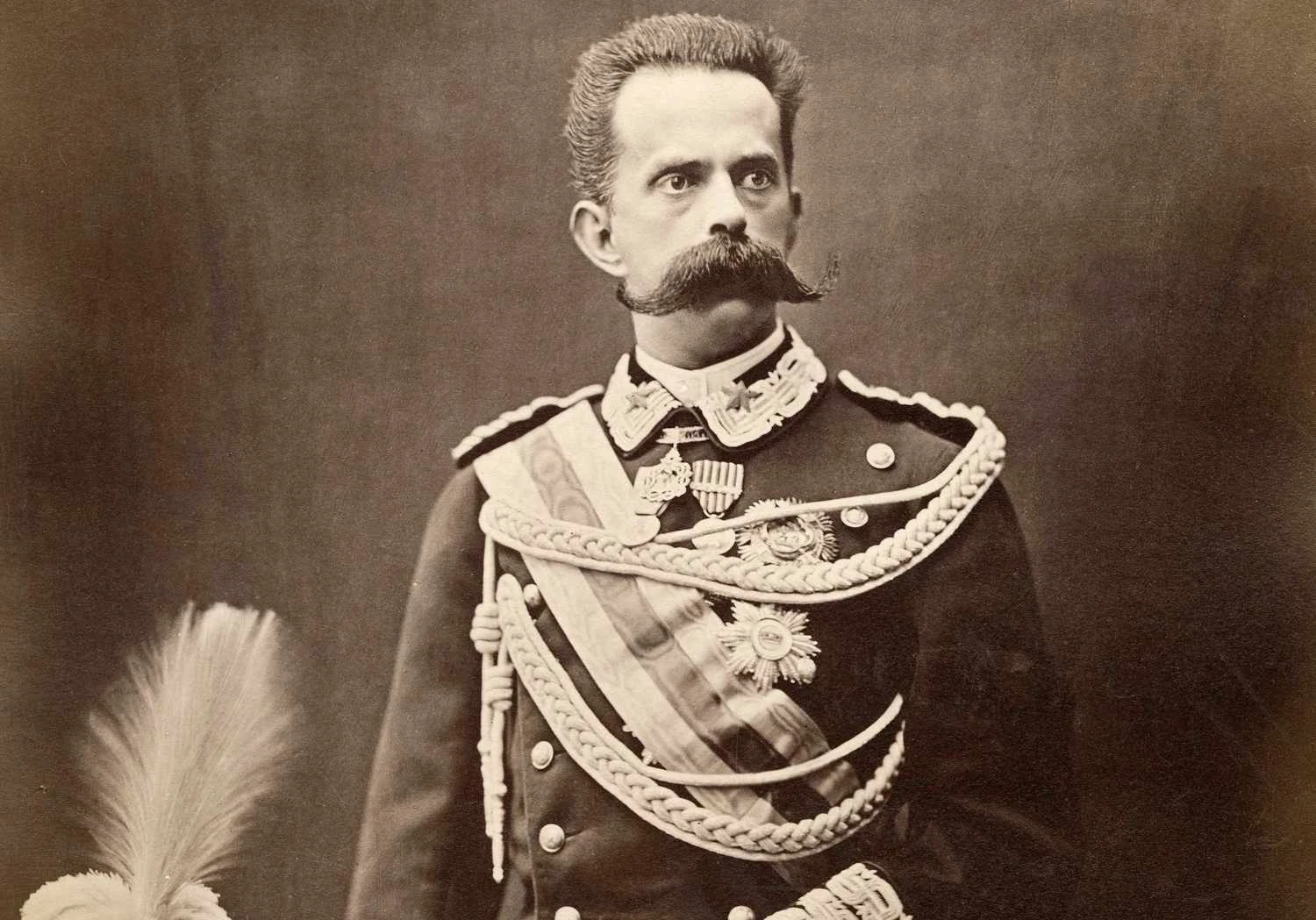 پرتره سپیا از پادشاه اومبرتو اول در جلیقه های نظامی کامل.