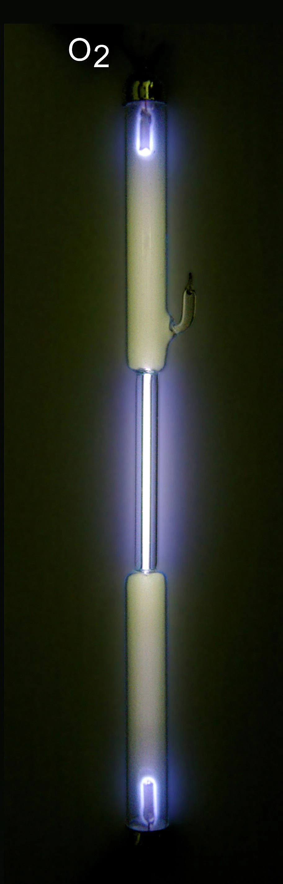 نشر نور از اکسیژن در یک لوله تخلیه گاز