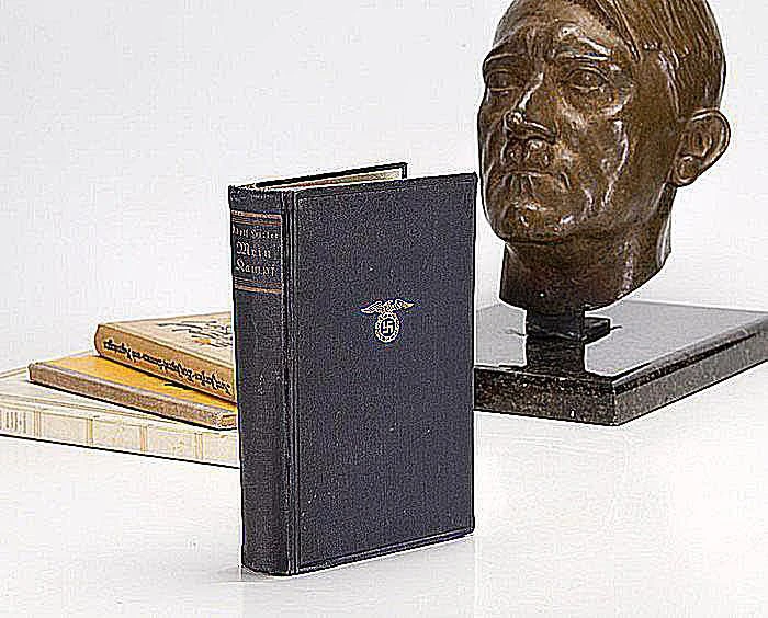 یک کپی از "Mein Kampf" متعلق به شخص آدولف هیتلر، c. 1932.