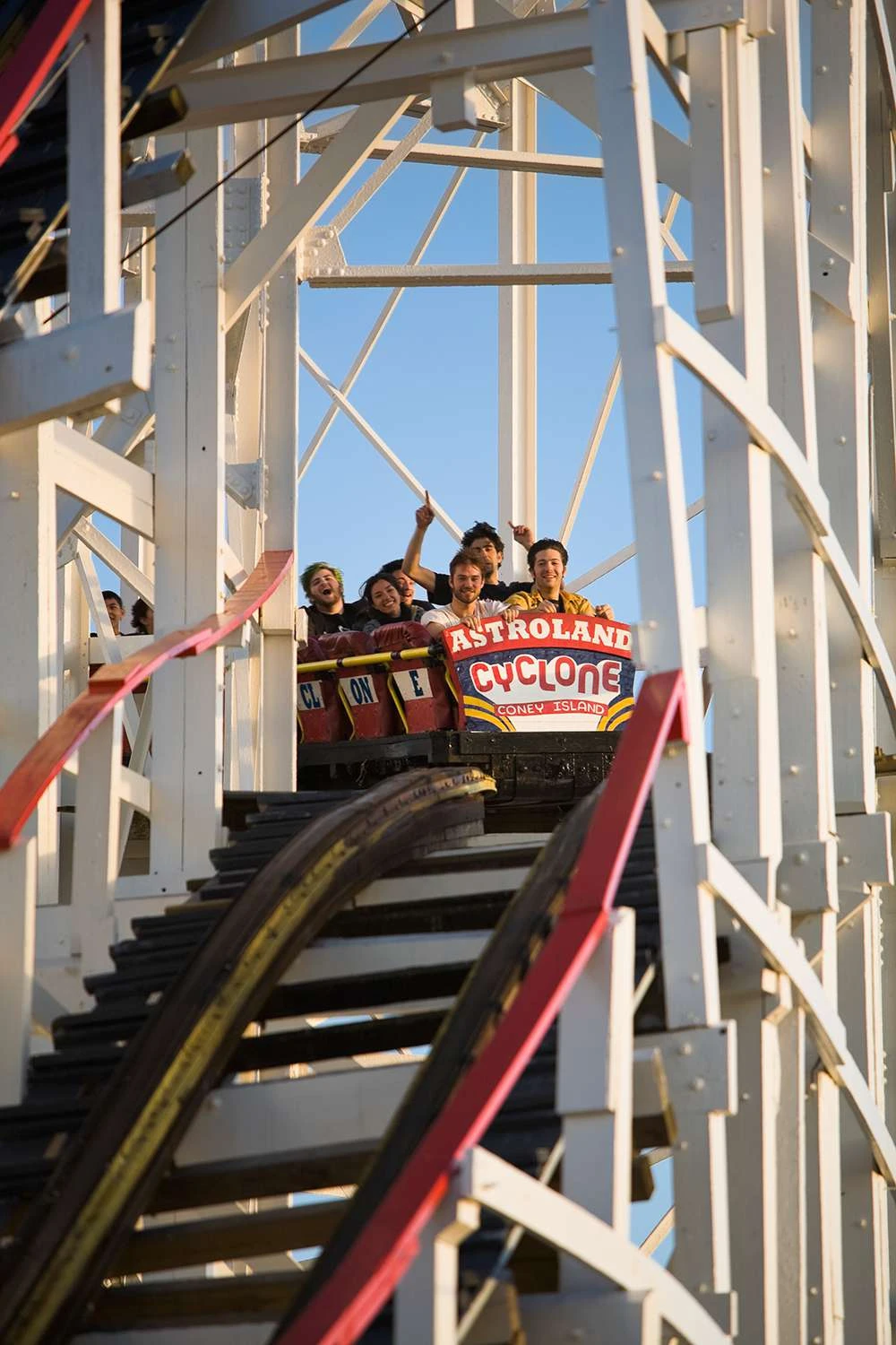 مردم در حال سوار شدن بر سیکلون در جزیره کانی در طول روز