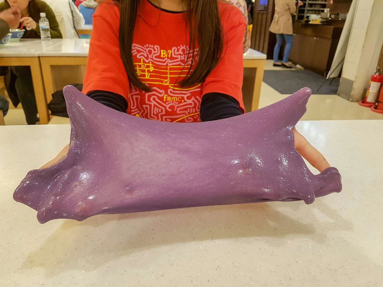 دختر در حال بازی با اسلایم خانگی.