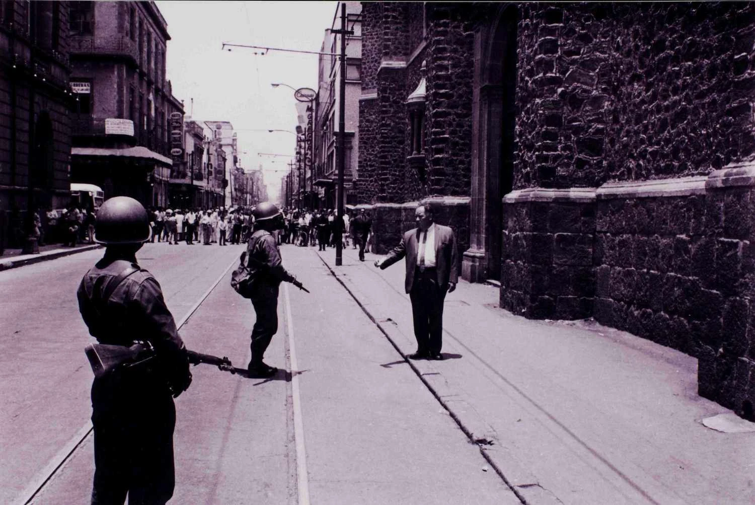 معلمی با سربازان در مقابل دبیرستان شماره ۱ در ۳۰ ژوئیه