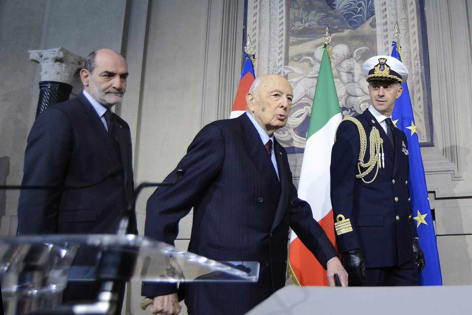 عکس رنگی جورجیو ناپولیتانو در حال راه رفتن.