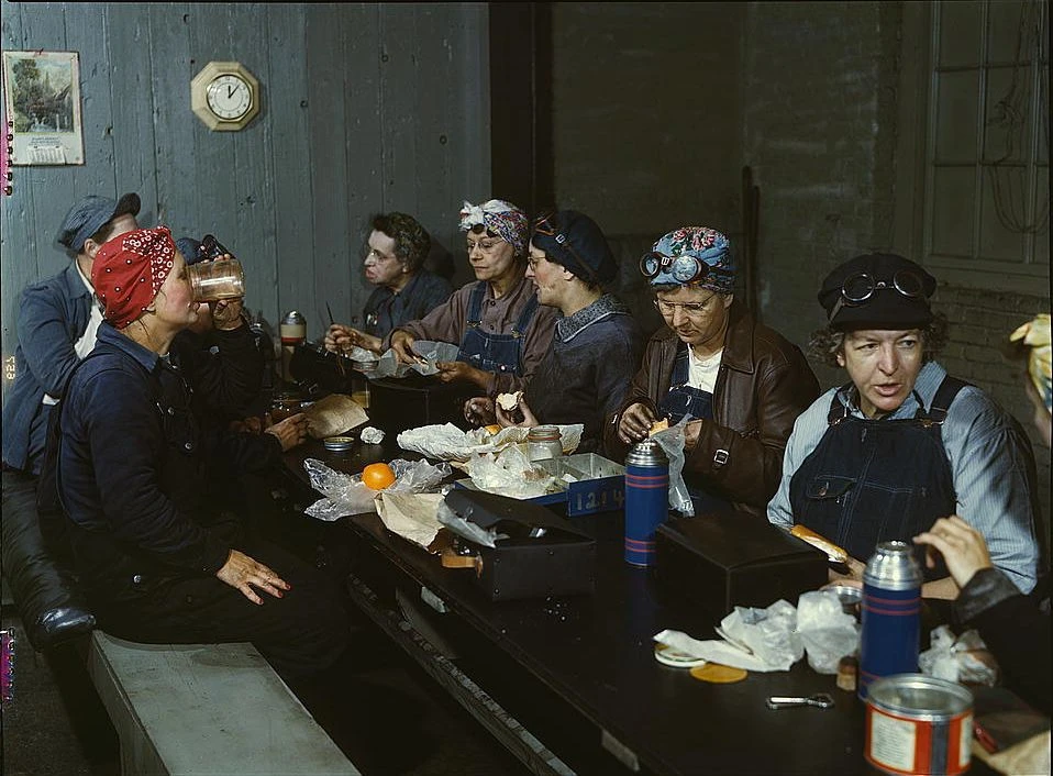 زنانی که به عنوان برف پاک کن در خانه گرد مشغول ناهار هستند، کلینتون، آیووا، 1943.