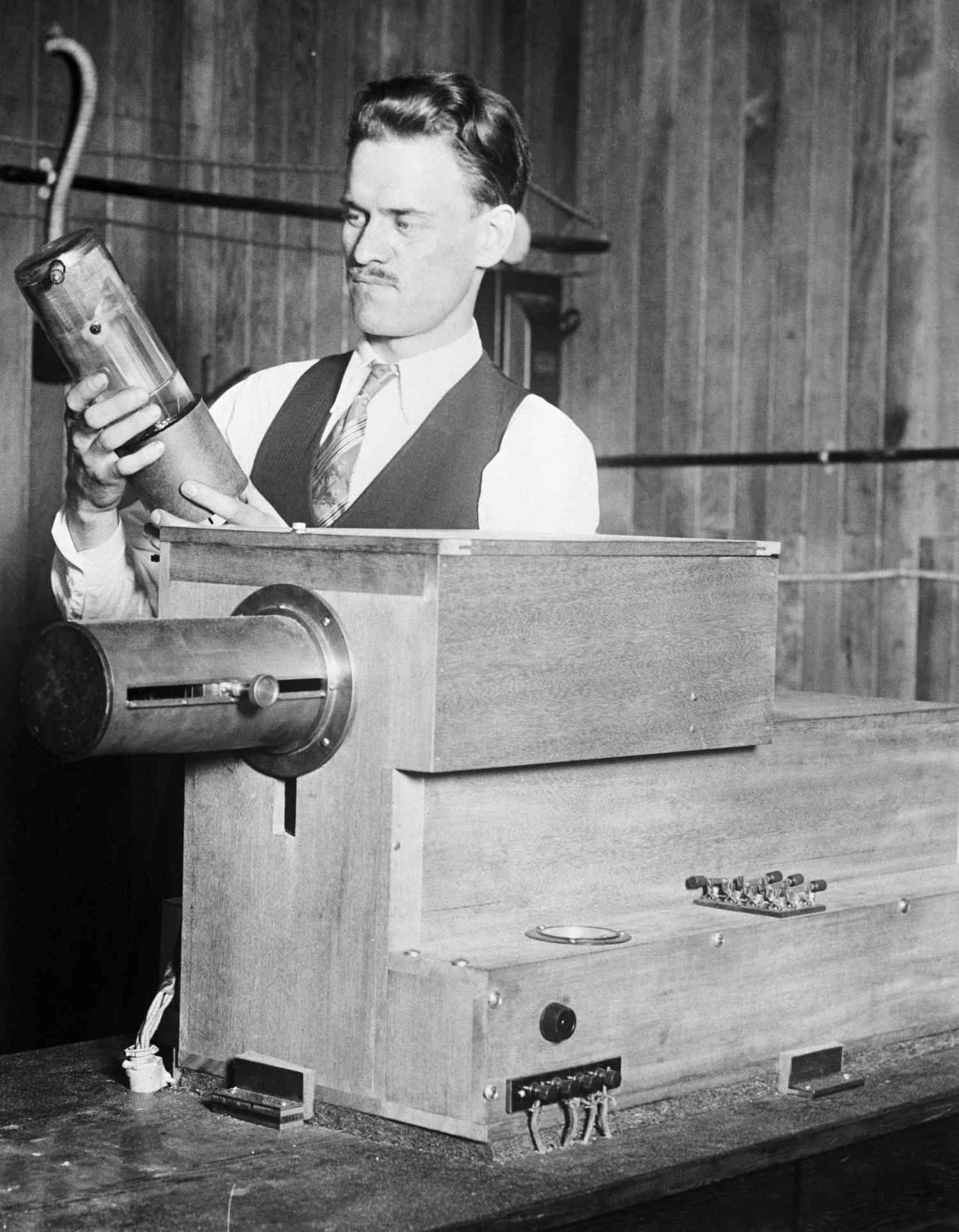 عکس فیلو فارنسورث با اجزای اولیه تلویزیونی اش