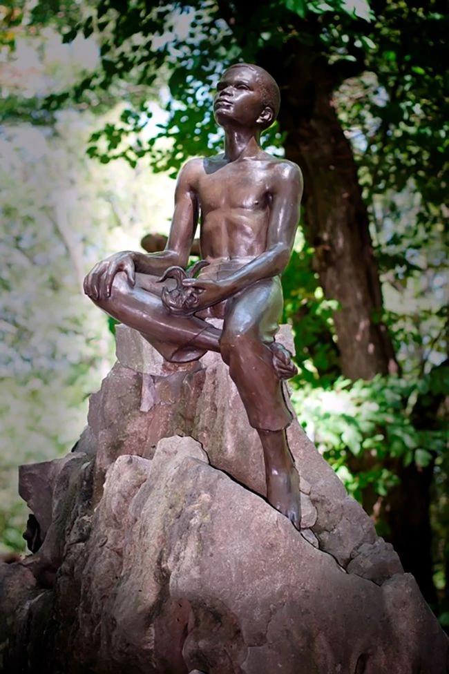 مجسمه «کارور کوچک» اثر رابرت آمندولا در بنای یادبود ملی جورج واشنگتن کارور