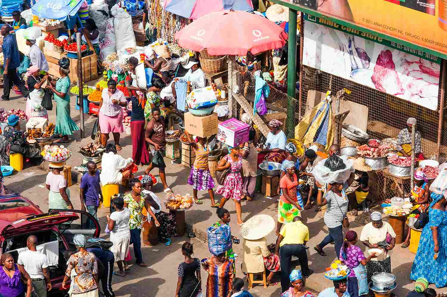 نمای هوایی از یک بازار خیابانی شلوغ در غنا.