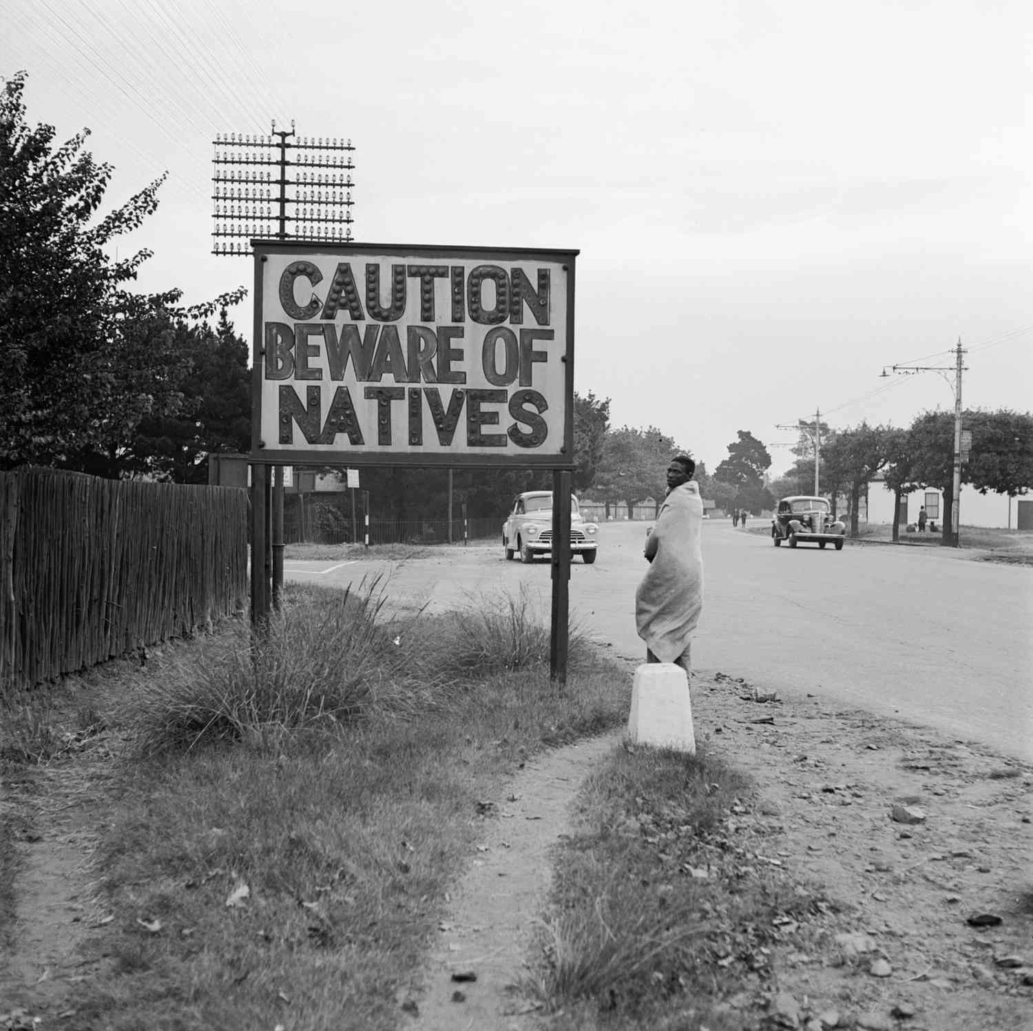 تابلویی که در ژوهانسبورگ، آفریقای جنوبی رایج است، با خواندن "احتیاط از بومیان مراقب باشید".