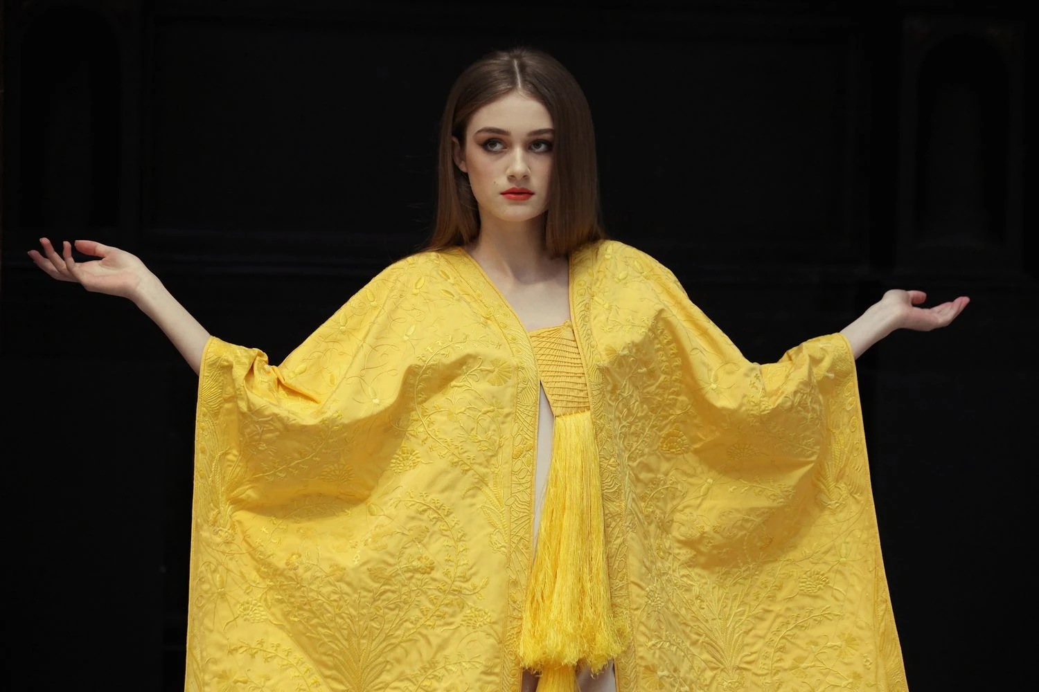 رونمایی از شنل ابریشم طلایی عنکبوت در موزه ویکتوریا و آلبرت