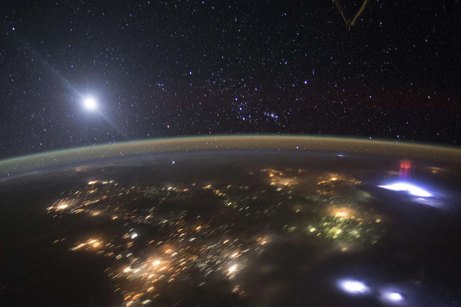 اسپرایت‌های قرمز صاعقه از فضا