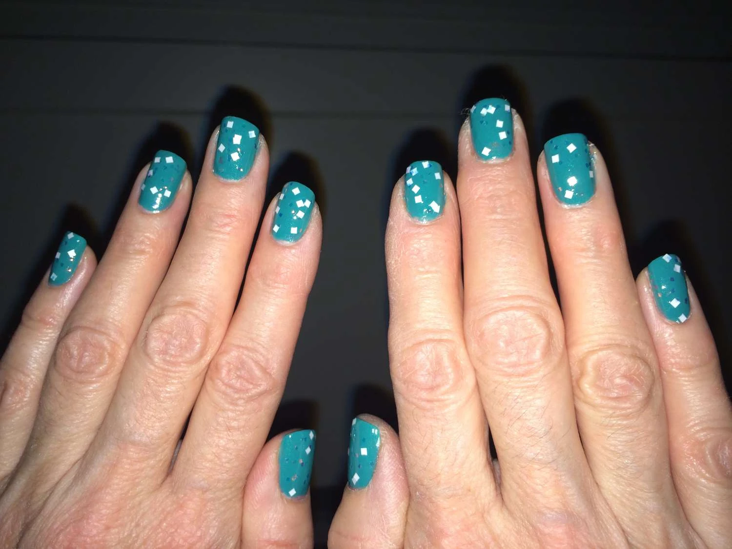 استفاده از اکلیل یا اشکال درخشان روی لاک ناخن برای ایجاد اثر شب‌تاب