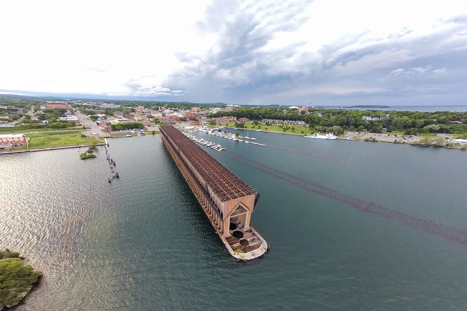 تصویری هوایی از حوض سنگ معدن متروک و نمادین در مارکیت، میشیگان در امتداد ساحل دریاچه سوپریور.