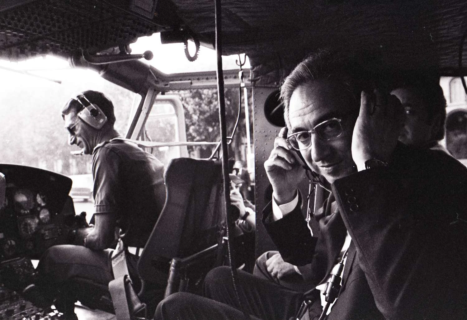 عکس رئیس جمهور فرانچسکو کوسیگا در هلیکوپتر.