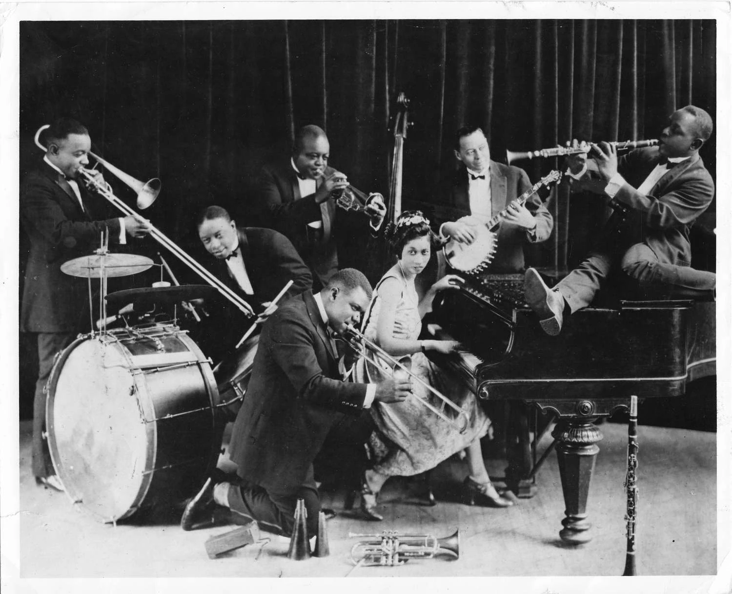 پرتره گروهی، گرفته شده در سال 1923، از کینگ الیور و گروه جاز کریول او با لوئیس آرمسترانگ در ترومپت.