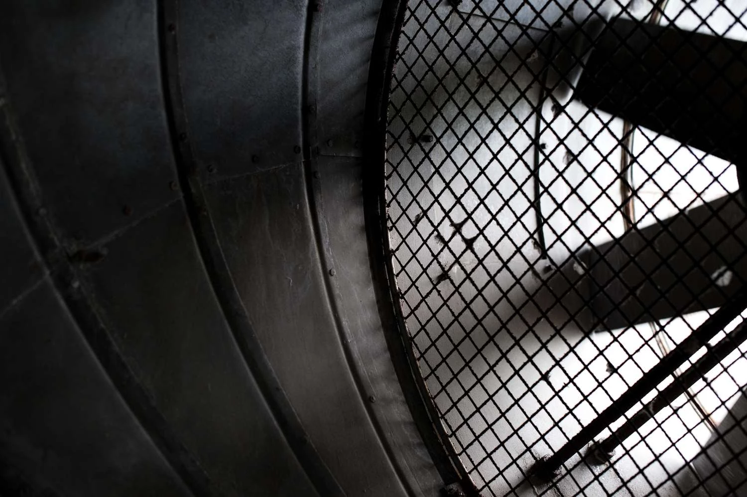 پشه ها می توانند به وسیله یک فن مکیده شوند تا بر روی یک توری یا تله دیگر گرفتار شوند.