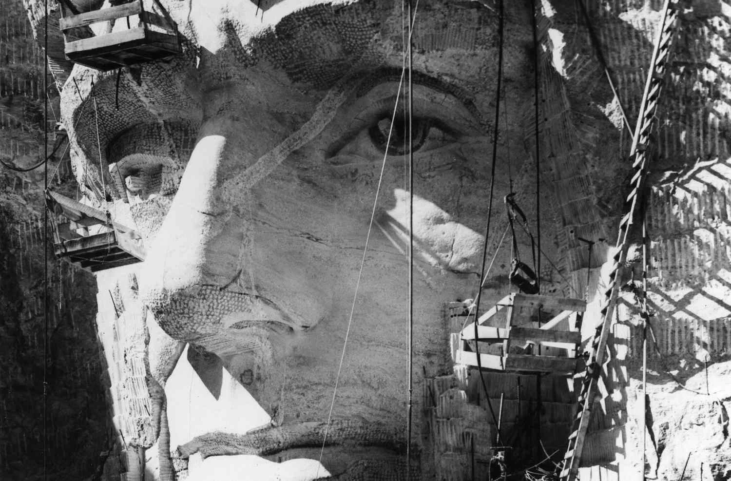 روی سر لینکلن در کوه راشمور کار کنید