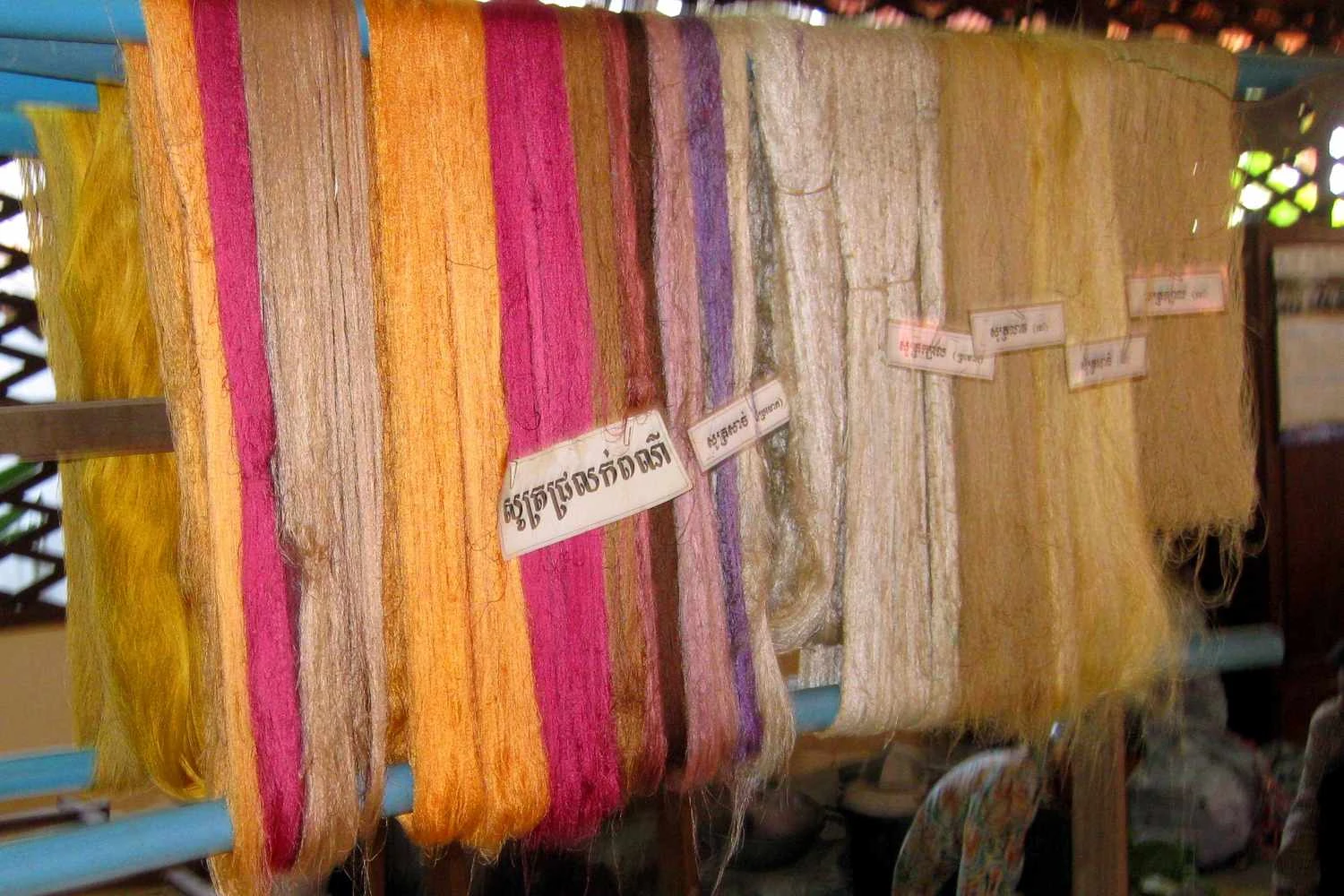 ابریشم خام در یک کارخانه در سیم ریپ، کامبوج