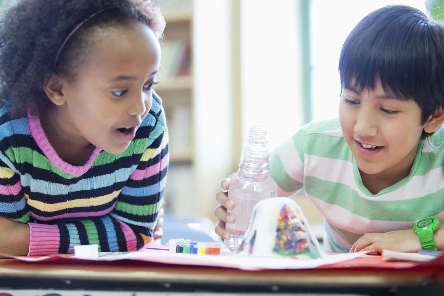 دانش‌آموزان در حال کار بر روی پروژه آتشفشانی علمی