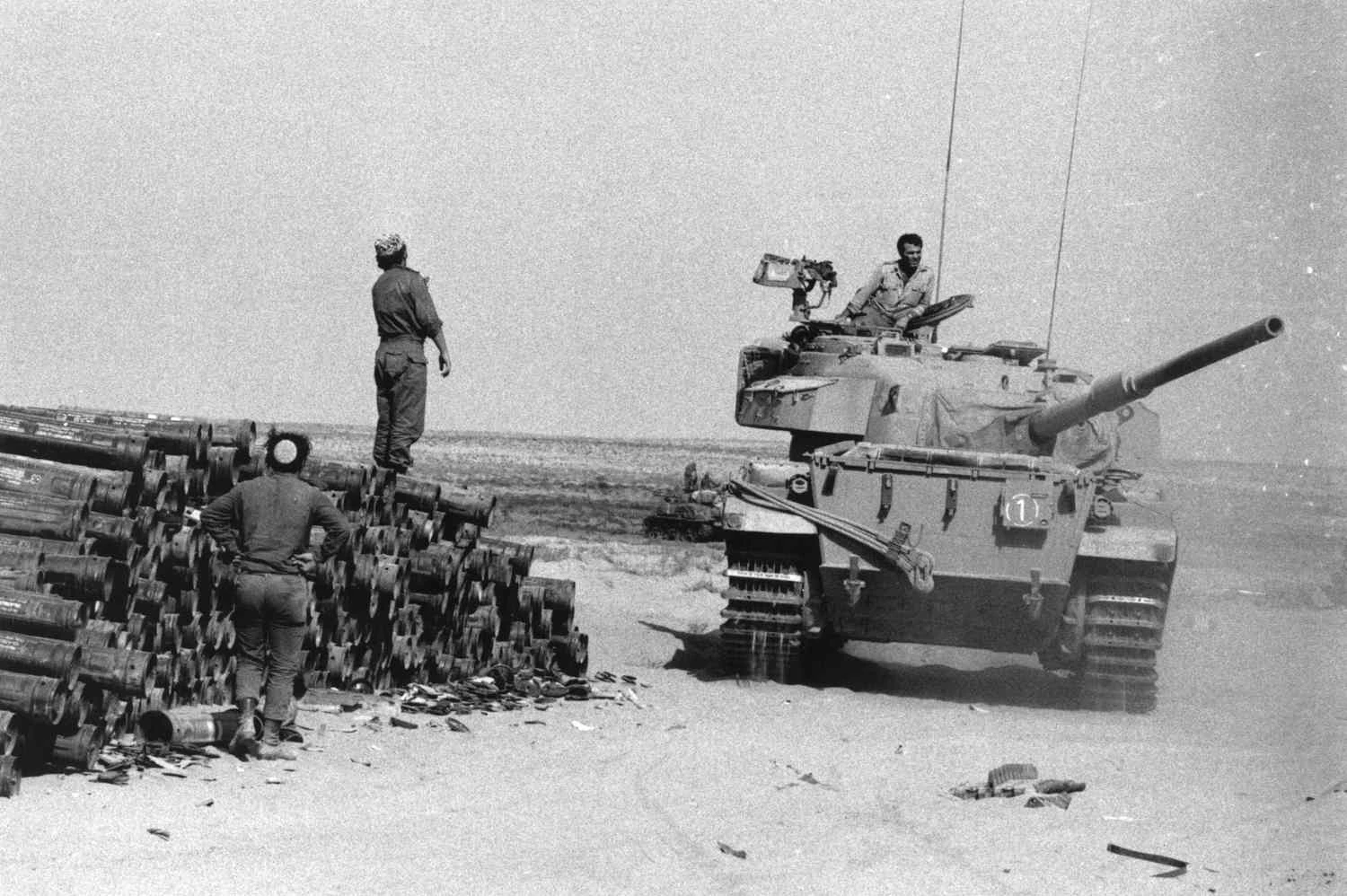 تانک اسرائیلی در انبار تدارکات در سینا، 1973.