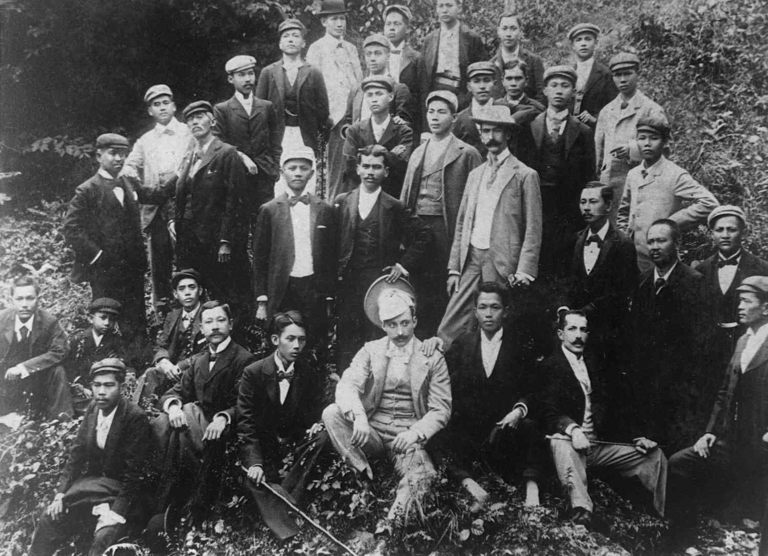 آگوینالدو [نشسته سوم از سمت راست] و دیگر رهبران شورشیان فیلیپین.