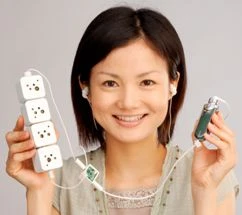 4 واحد نمونه اولیه باتری زیستی (سمت چپ) متصل به واکمن برای پخش