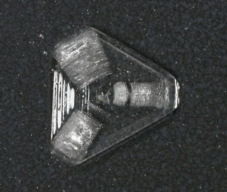 این یک کریستال تک <a href=