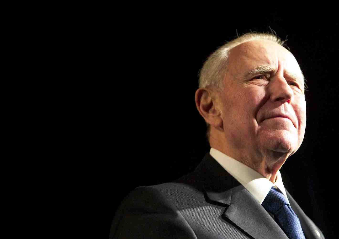 عکس رنگی دراماتیک رئیس جمهور کارلو آزلیو چیامپی در حال بیرون آمدن از سایه.