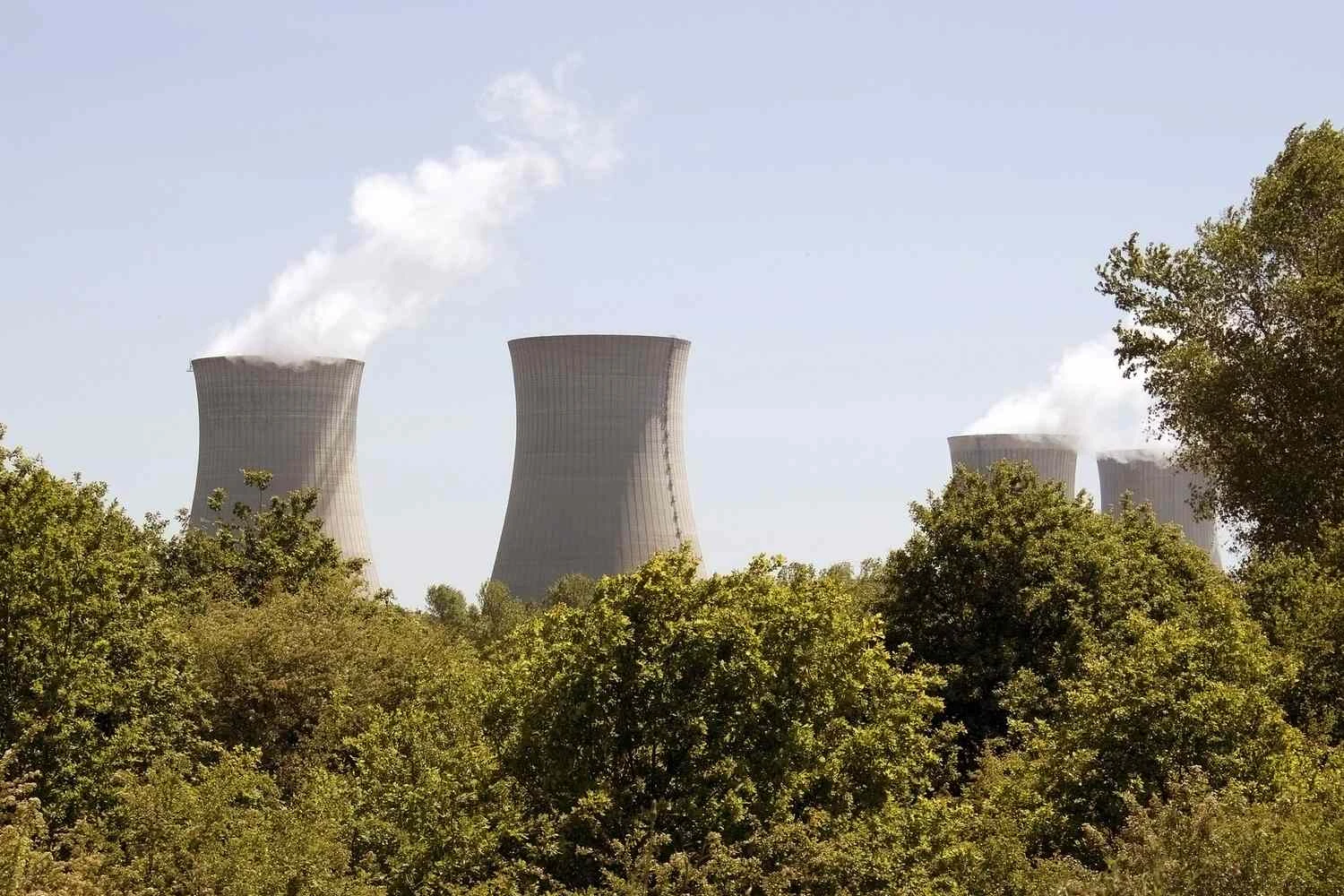 برج های خنک کننده نیروگاه هسته ای