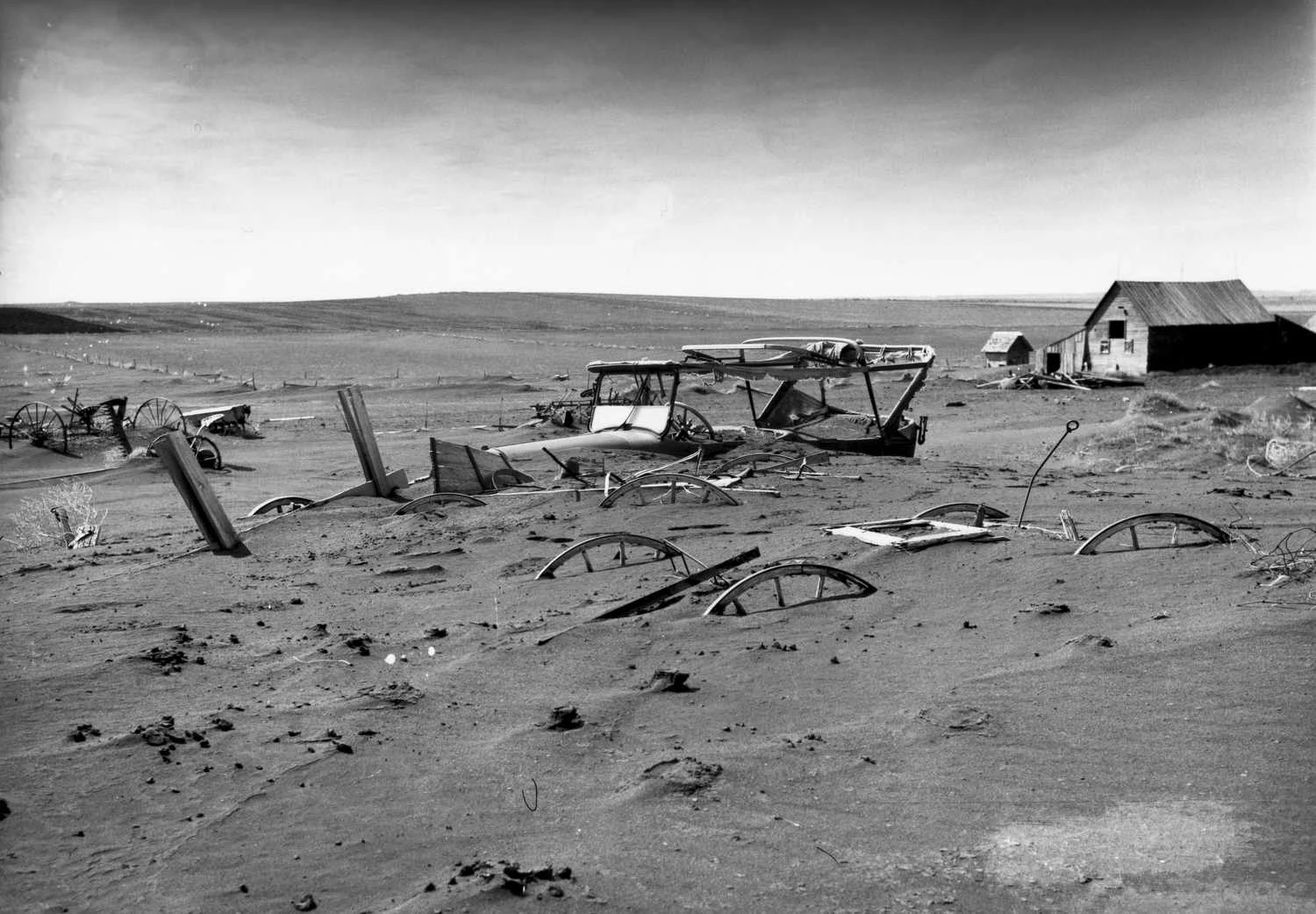 ماشین آلات مدفون در طول کاسه گرد و غبار