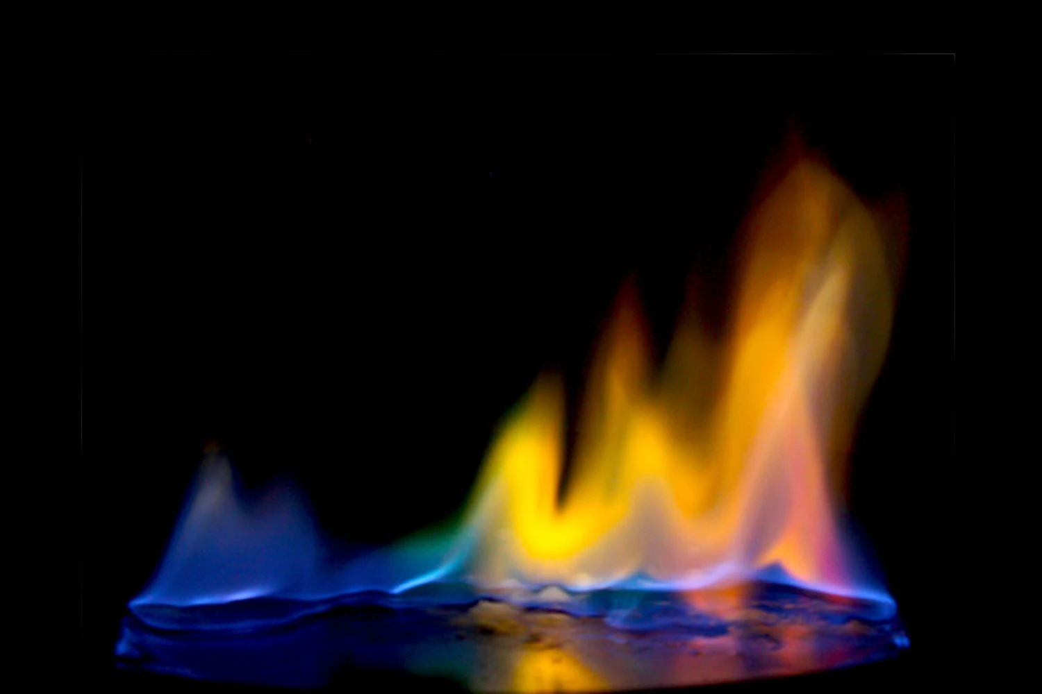 رنگین کمانی از آتش رنگی