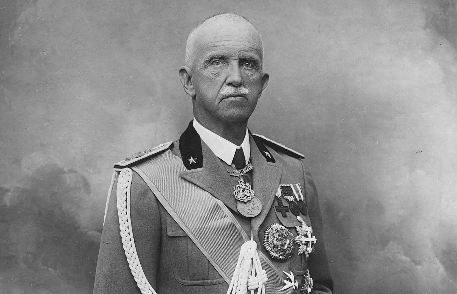 عکس سیاه و سفید شاه ویکتور امانوئل سوم که در سال 1940 گرفته شده است.