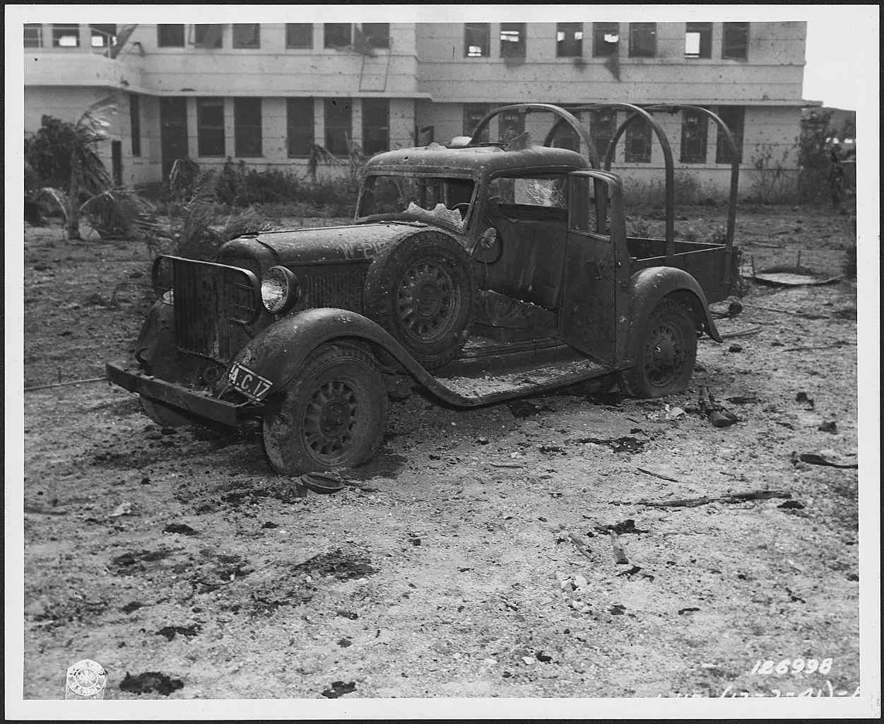 تصویری از یک کامیون ارتشی که در هیکام فیلد، هاوایی پس از حمله به پرل هاربر هدف گلوله قرار گرفته است.